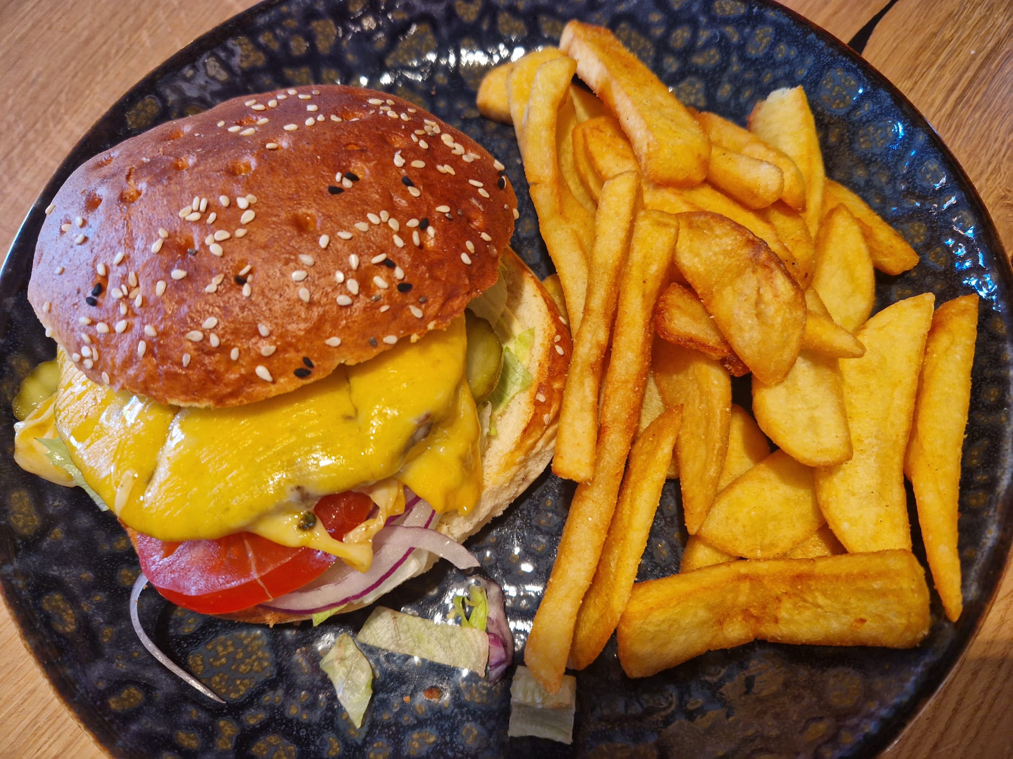 Cheeseburger mit Pommes