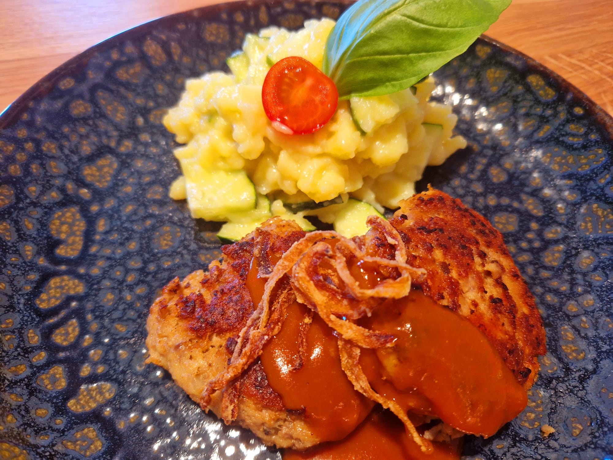 Fleischpflanzerl mit Kartoffel-Gurkensalat