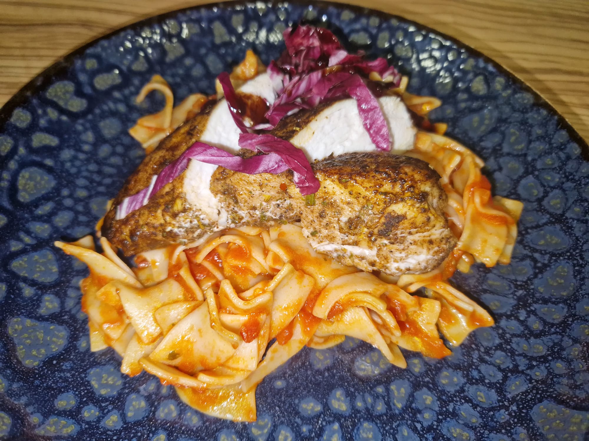 Hähnchenbrust gegrillt auf Tomatennudeln