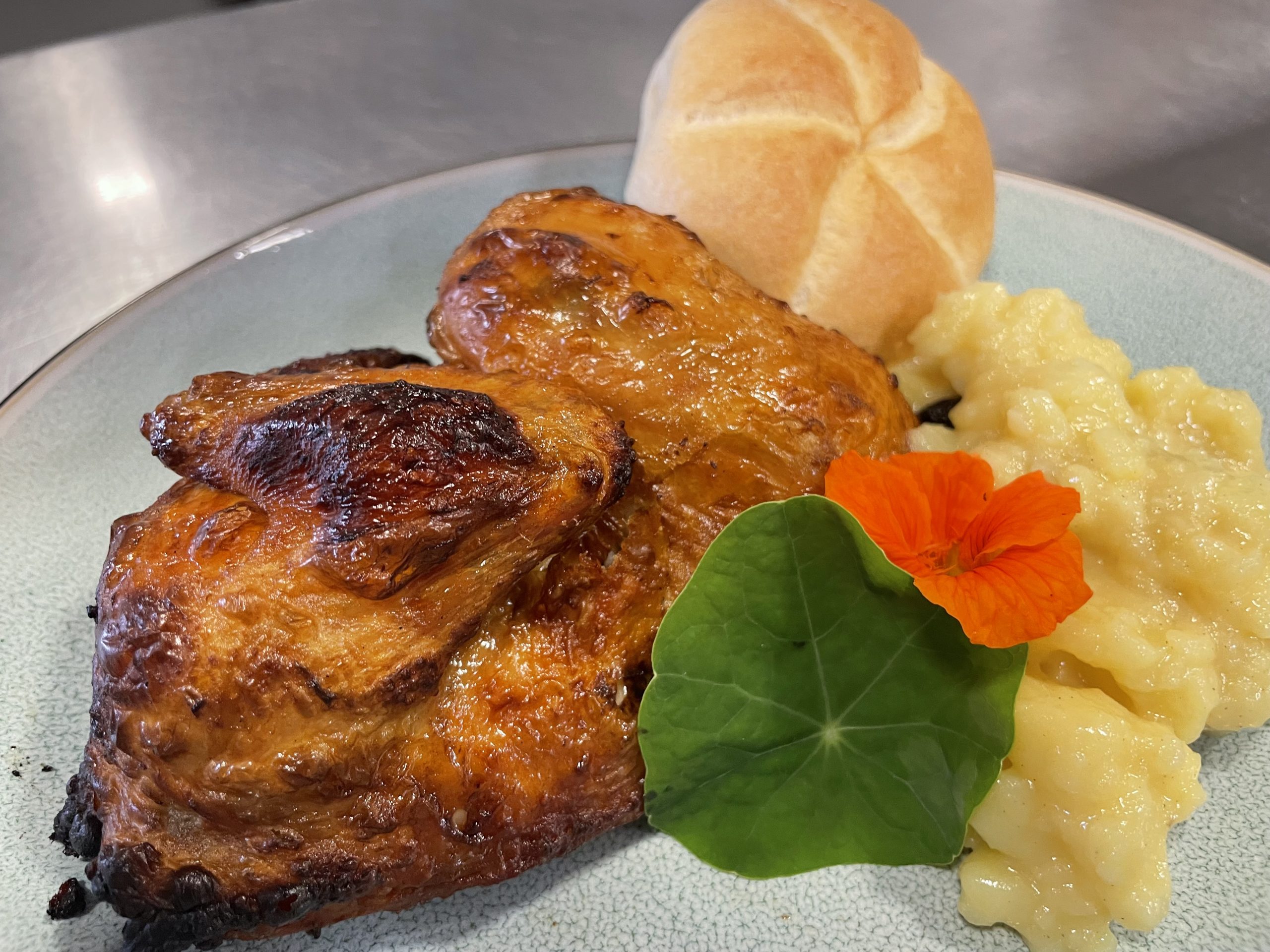 Hendl mit Kartoffelsalat und Semmel