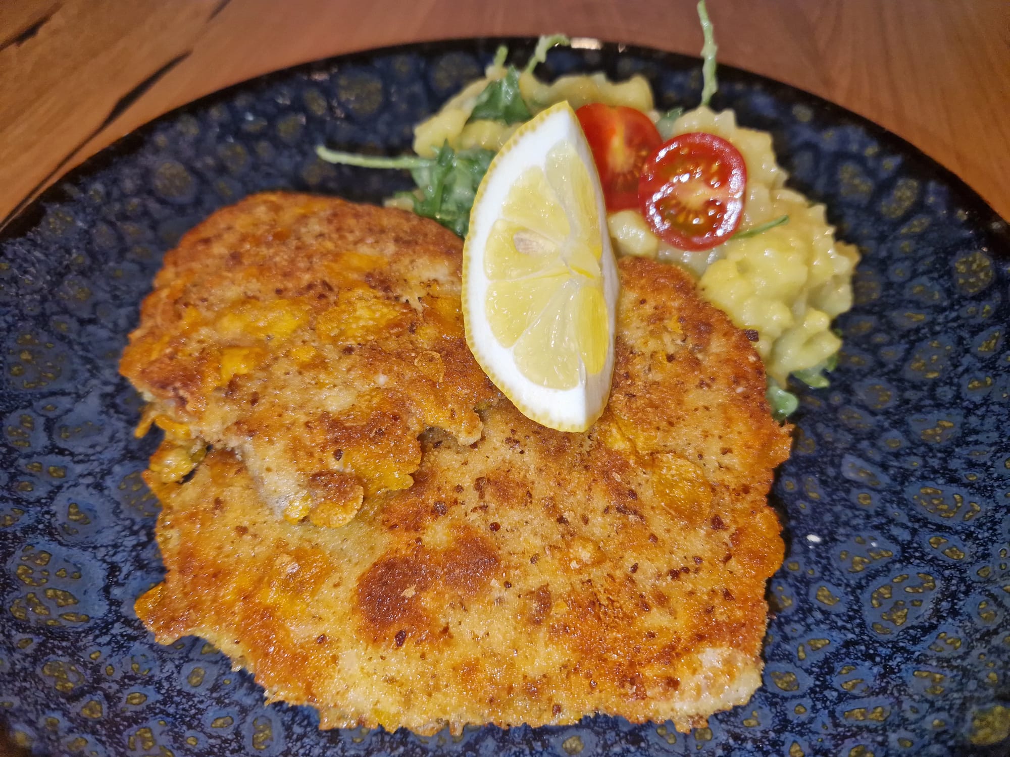 Knusperschnitzel mit Kartoffel Rucolasalat
