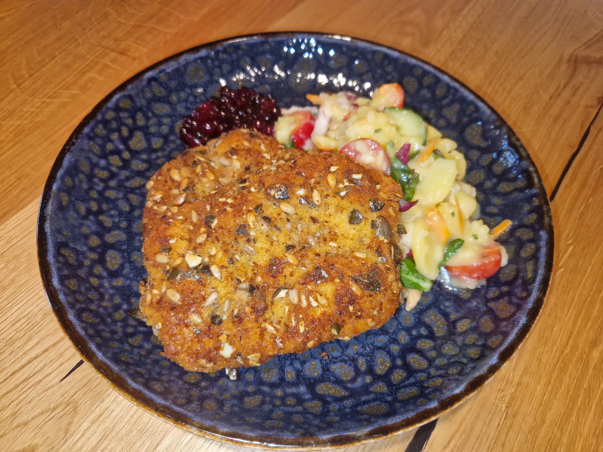 Schnitzel mit Körner-Panade und buntem Kartoffelsalat