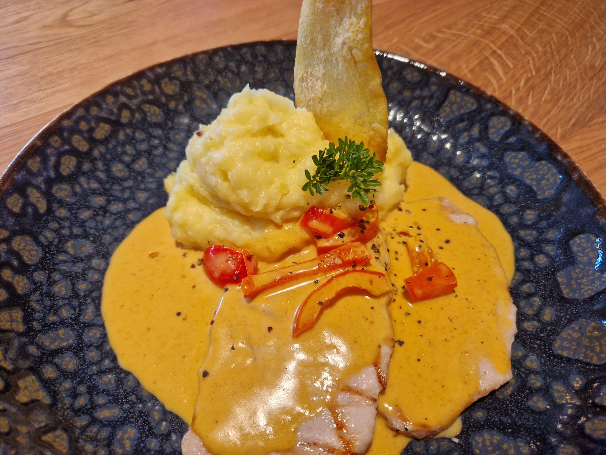 Schweine Schnitzel mit Paprikasoße und Kartoffelbrei