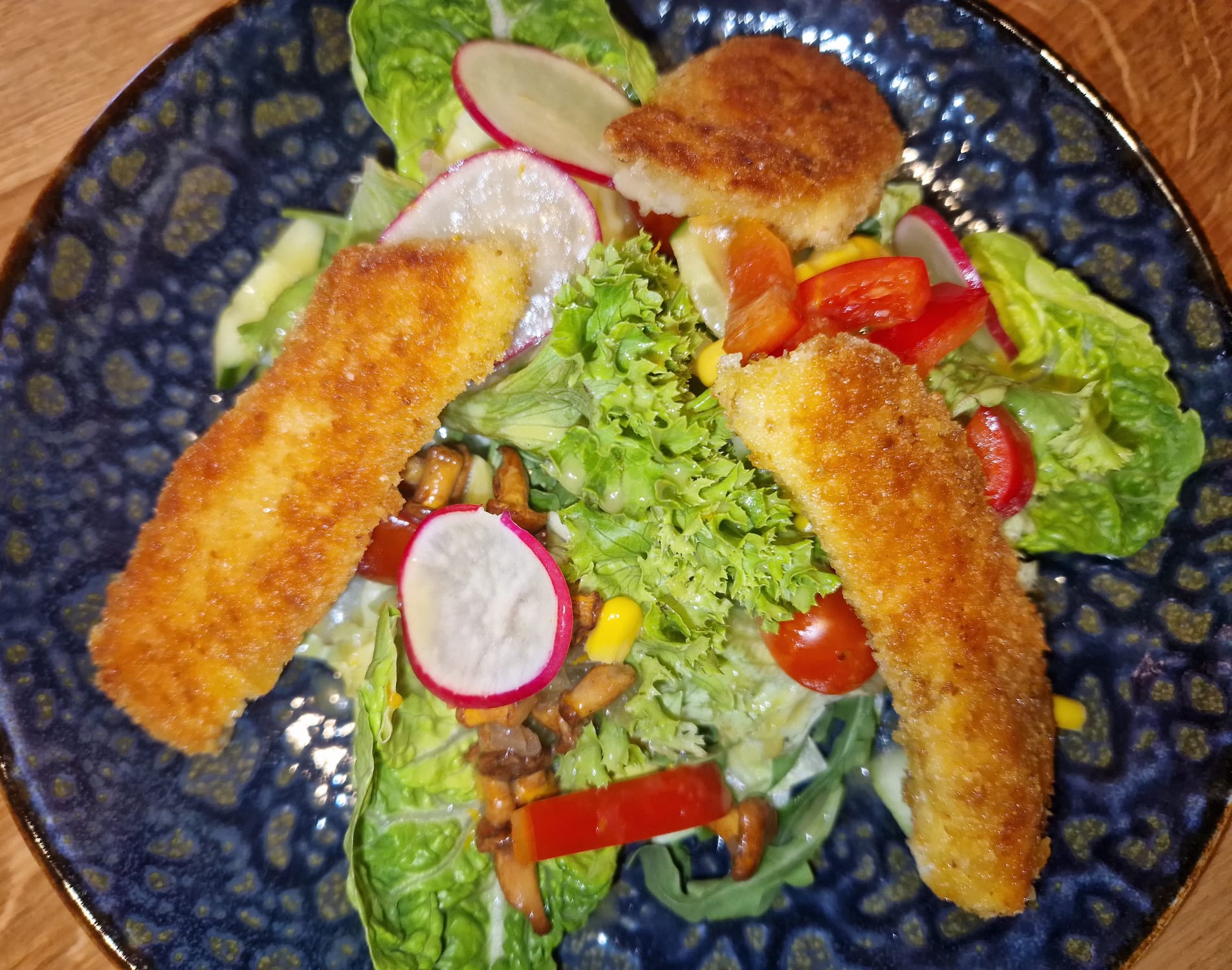 Sommersalat mit gebackenen Hähnchen