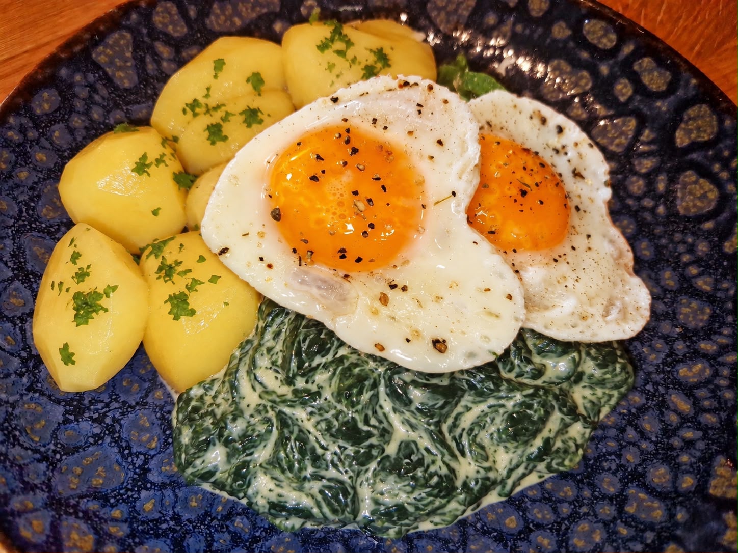 Spinat mit Kartoffeln ud Spiegeleier